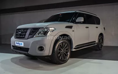 Nissan Patrol V8 (Grau), 2019 zur Miete in Dubai