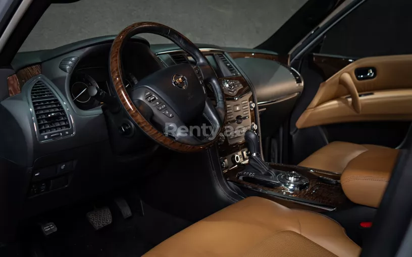 Nissan Patrol V8 (Grau), 2019  zur Miete in Dubai
