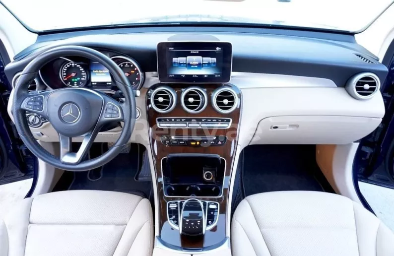 Mercedes GLC Coupe (Azul), 2020 para alquiler en Dub&aacute;i