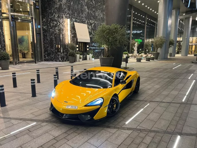 在迪拜 租 迈凯轮570S (黄色), 2018