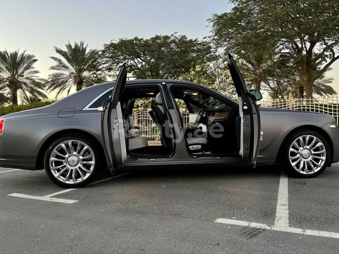 Rolls Royce Ghost (Gris plateado), 2020 para alquiler en Dub&aacute;i