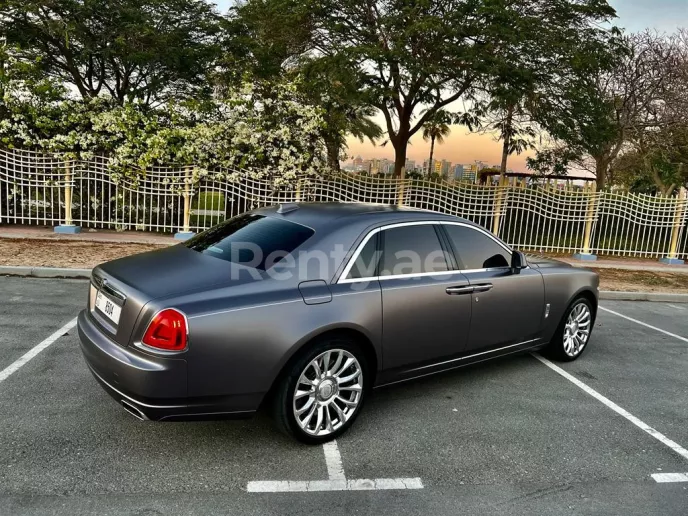 Rolls Royce Ghost (Gris plateado), 2020 para alquiler en Dub&aacute;i