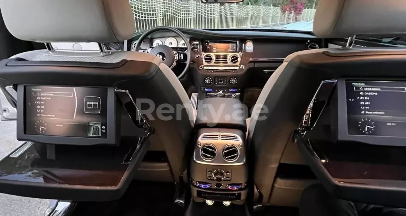 Rolls Royce Ghost (Gris plateado), 2020 para alquiler en Dub&aacute;i
