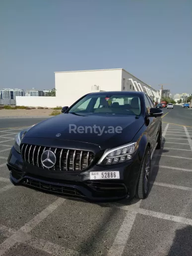 Dubai'de kiralık Mercedes C300 Serisi (Siyah), 2020