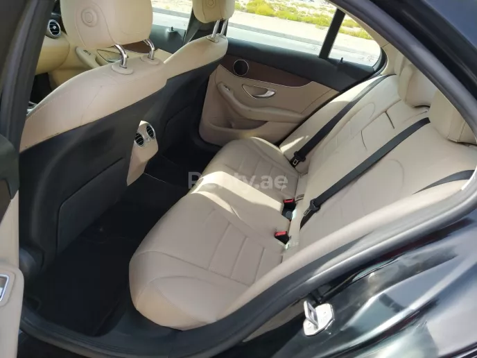 Dubai'de kiralık Mercedes C300 Serisi (Siyah), 2020