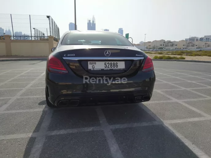 Dubai'de kiralık Mercedes C300 Serisi (Siyah), 2020