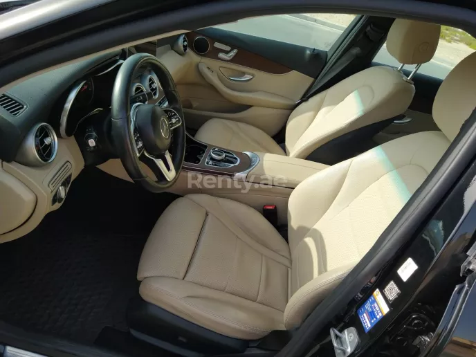 Dubai'de kiralık Mercedes C300 Serisi (Siyah), 2020