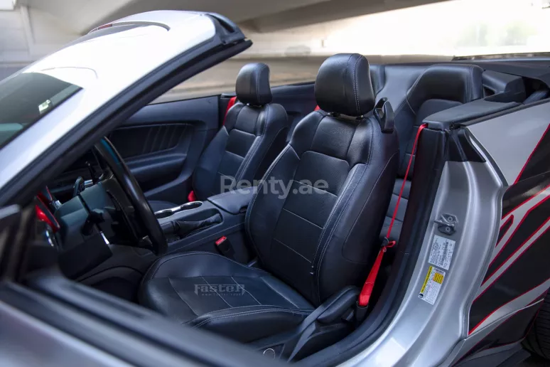 Ford Mustang (Argent), 2020 &agrave; louer &agrave; Duba&iuml;