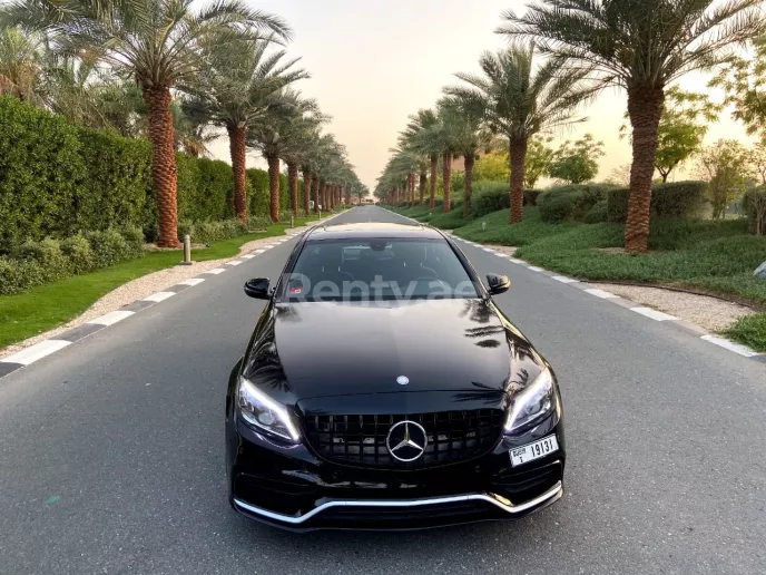 Mercedes C Класс (Черный), 2018 для аренды в Дубай