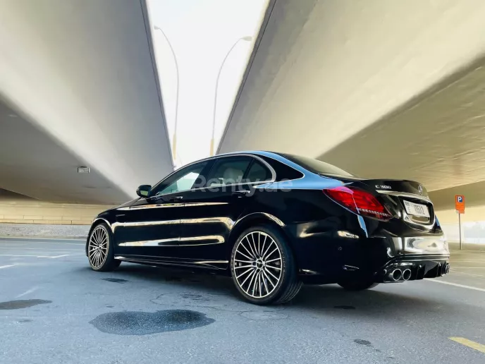 Dubai'de kiralık Mercedes C300 Serisi (Siyah), 2020
