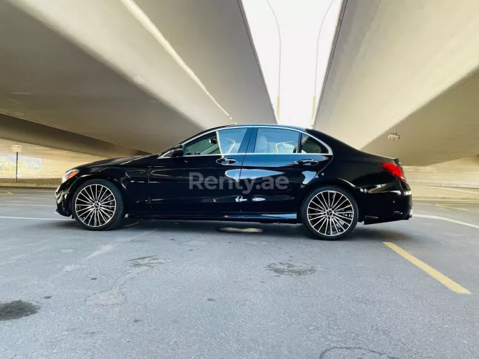 Dubai'de kiralık Mercedes C300 Serisi (Siyah), 2020