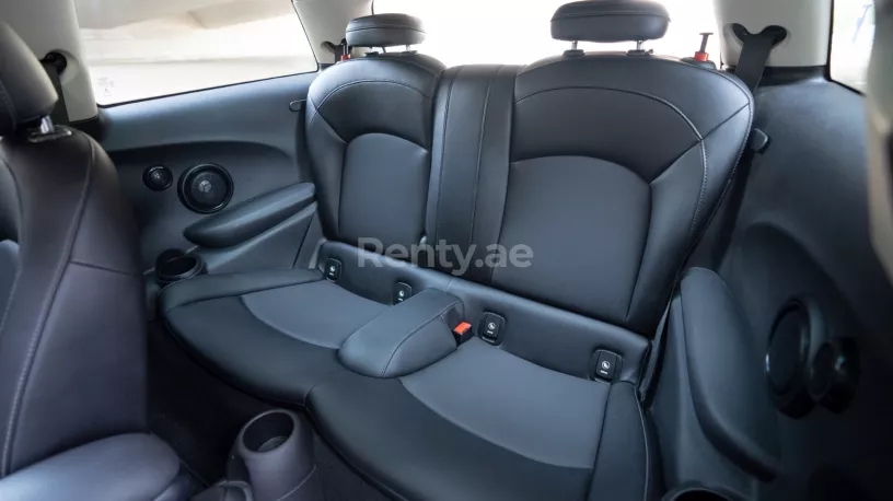 Mini Cooper (Verte), 2019 &agrave; louer &agrave; Duba&iuml;