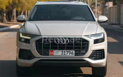 Audi Q8 (Beige), 2021 para alquiler en Dub&aacute;i