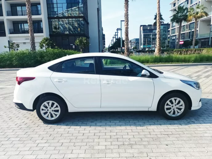 Dubai'de kiralık Hyundai Accent (Beyaz), 2022