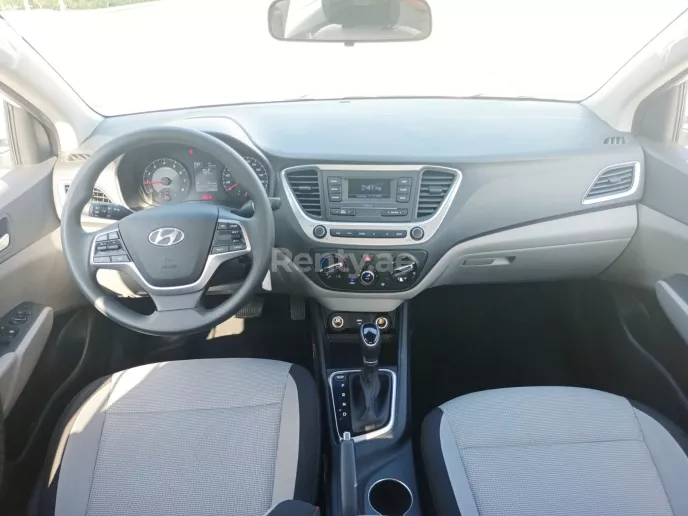 Dubai'de kiralık Hyundai Accent (Beyaz), 2022