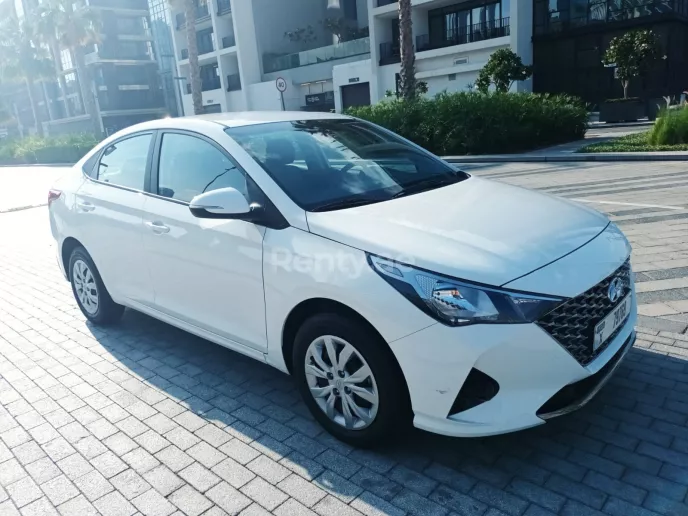 Dubai'de kiralık Hyundai Accent (Beyaz), 2022