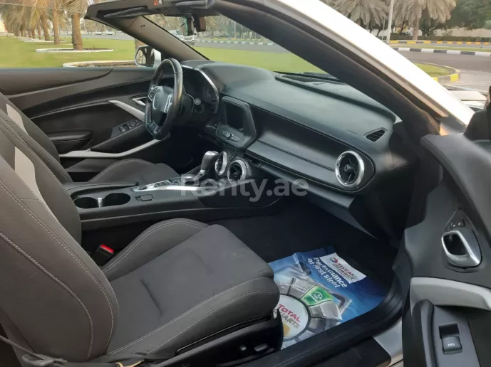 Chevrolet Camaro (Zilver), 2020 te huur in Dubai