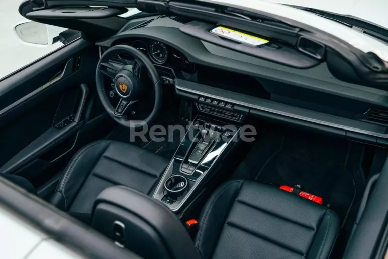 Porsche 911 Targa (Blanco), 2022 para alquiler en Dub&aacute;i