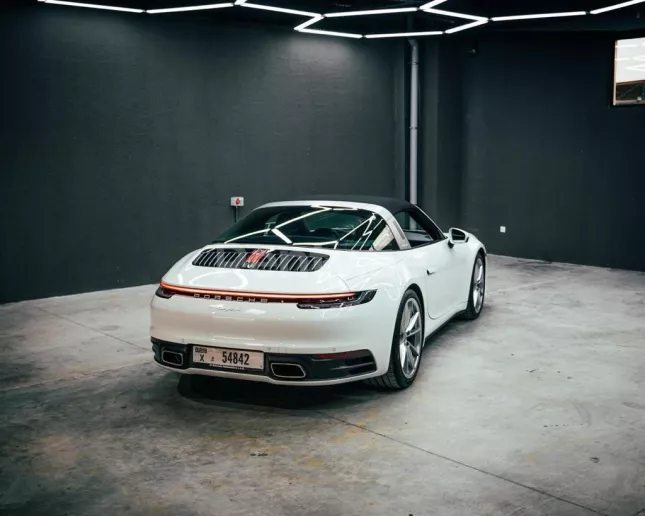 Porsche 911 Targa (Blanco), 2022 para alquiler en Dub&aacute;i