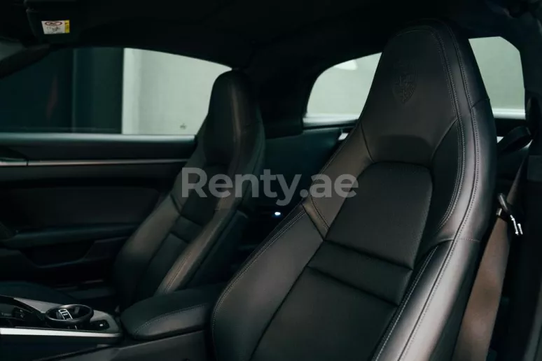 Porsche 911 Targa (Blanco), 2022 para alquiler en Dub&aacute;i