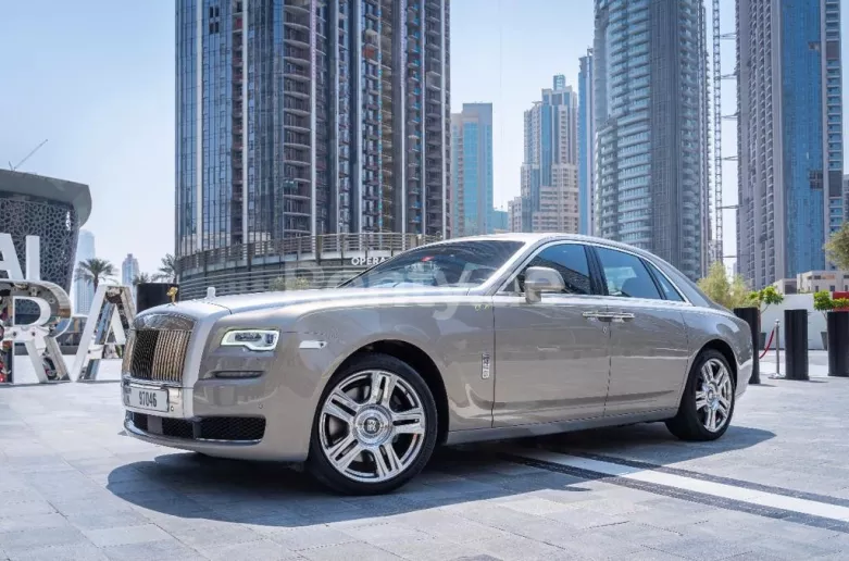 Rolls Royce Ghost (Gris), 2019 para alquiler en Dub&aacute;i