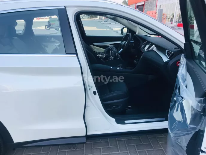 إيجار إنفينيتي QX50 (أبيض), 2021 في دبي