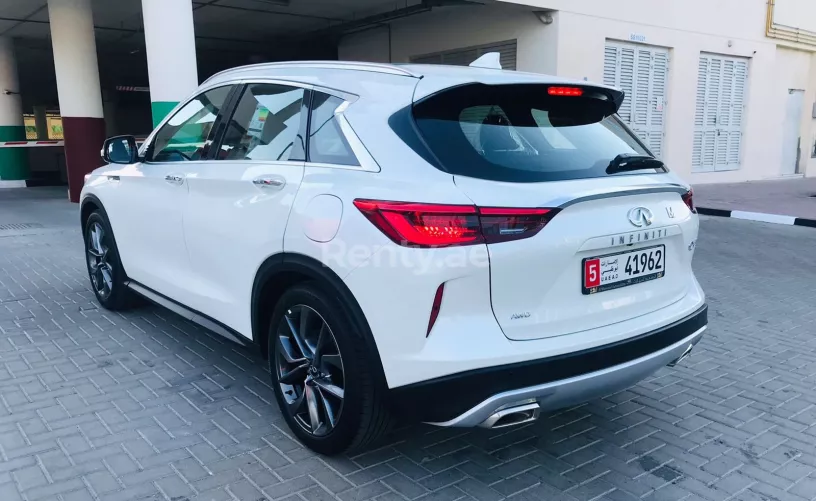 إيجار إنفينيتي QX50 (أبيض), 2021 في دبي