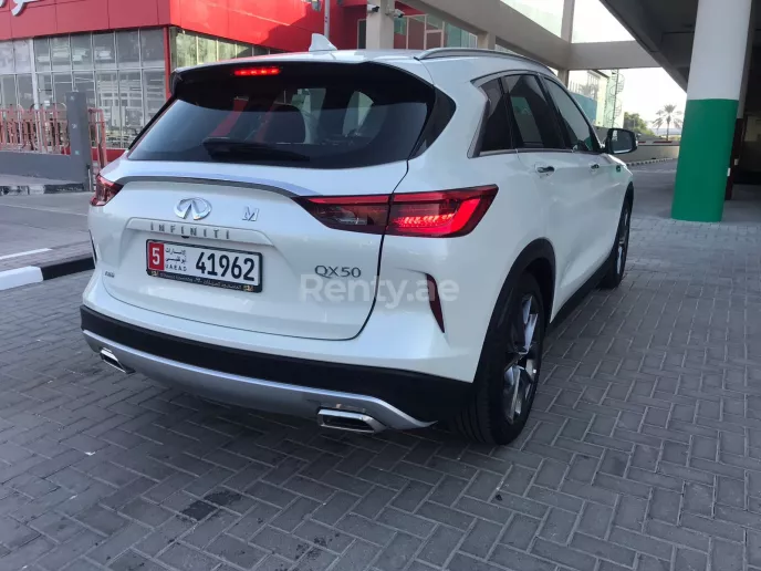 إيجار إنفينيتي QX50 (أبيض), 2021 في دبي