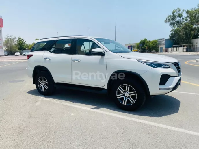 Toyota Fortuner (Белый), 2021 для аренды в Дубай