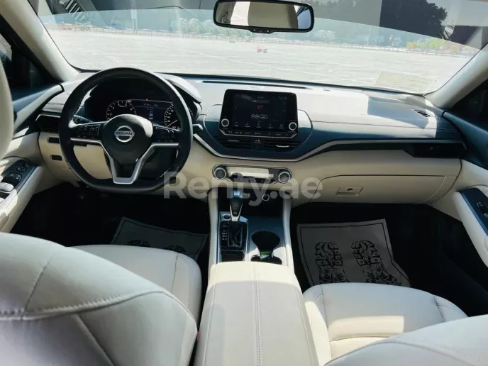 إيجار نيسان التيما (أزرق), 2021 في دبي