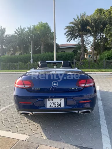 Dubai'de kiralık Mercedes C300 cabrio (Mavi), 2019
