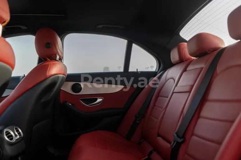 Dubai'de kiralık Mercedes C300 (Siyah), 2020