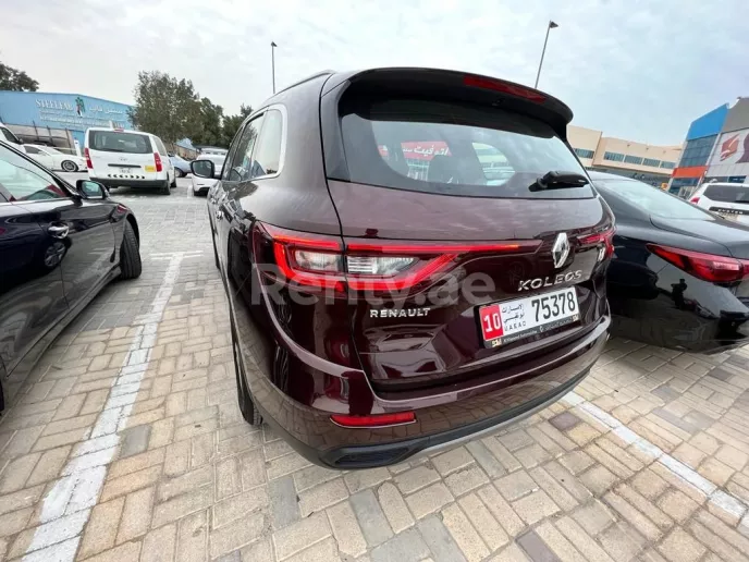 إيجار رينو كوليوس (أحمر), 2022 في دبي