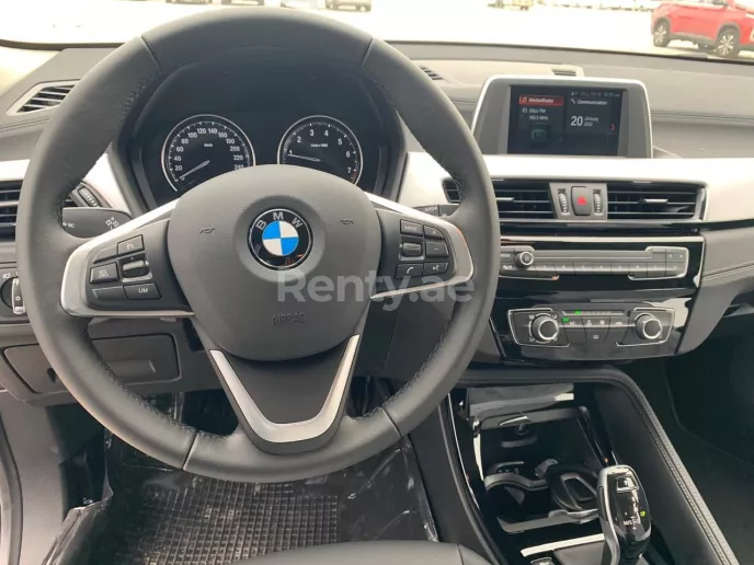BMW X2 (Azul), 2022 para alquiler en Dub&aacute;i
