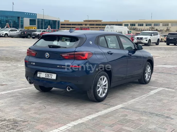 BMW X2 (Azul), 2022 para alquiler en Dub&aacute;i