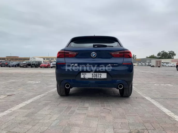 BMW X2 (Azul), 2022 para alquiler en Dub&aacute;i