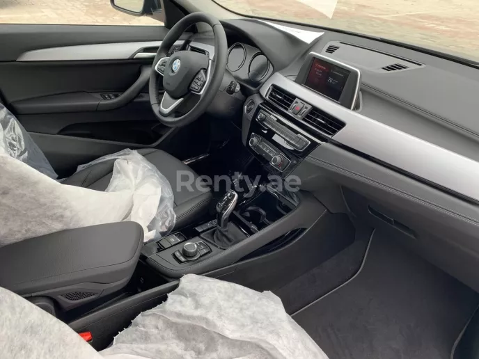 BMW X2 (Azul), 2022 para alquiler en Dub&aacute;i