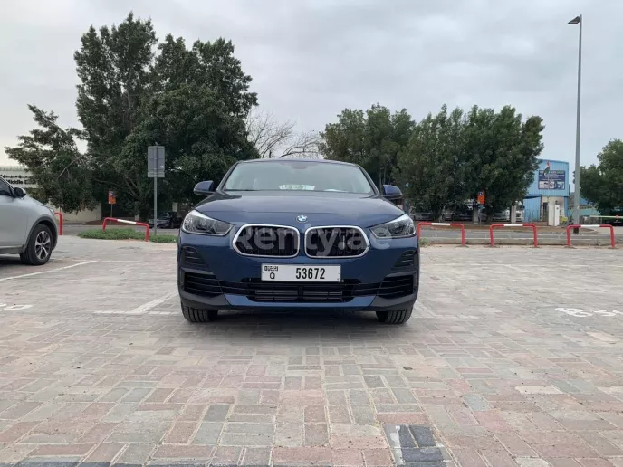 BMW X2 (Azul), 2022 para alquiler en Dub&aacute;i