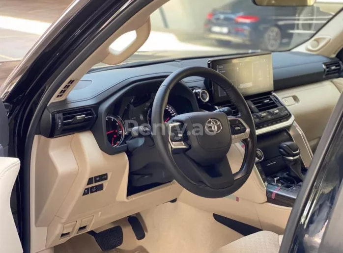 Toyota Land Cruiser (Negro), 2022 para alquiler en Dub&aacute;i