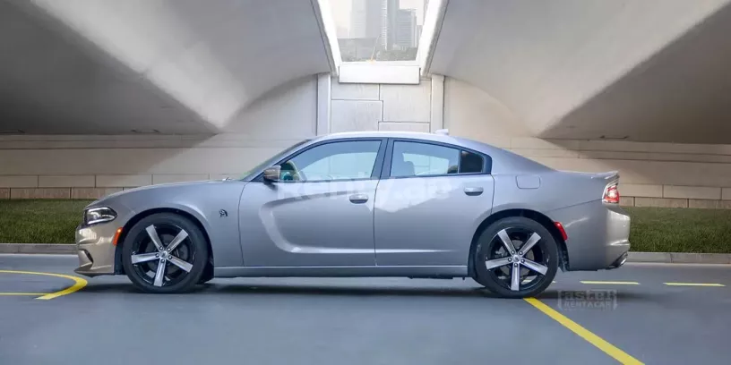 Dodge Charger V8 (Silber), 2021  zur Miete in Dubai