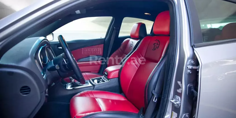Dodge Charger V8 (Silber), 2021  zur Miete in Dubai
