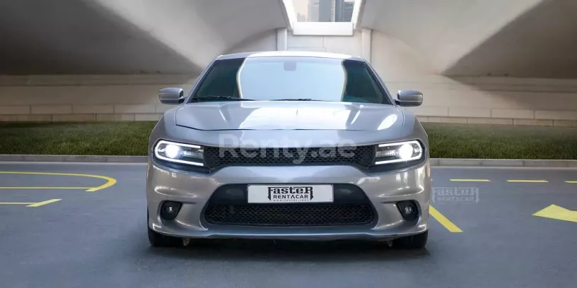 Dodge Charger V8 (Silber), 2021  zur Miete in Dubai