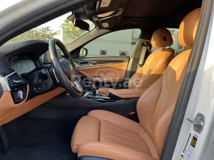 BMW 5 Series (Blanc), 2020 &agrave; louer &agrave; Duba&iuml;