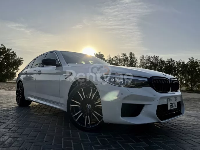 BMW 5 Series (Blanc), 2020 &agrave; louer &agrave; Duba&iuml;