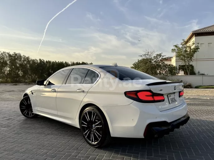 BMW 5 Series (Blanc), 2020 &agrave; louer &agrave; Duba&iuml;