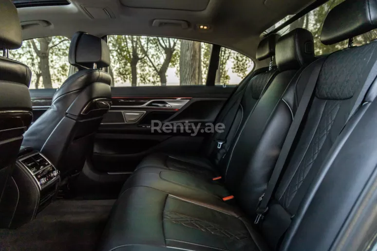 BMW 7 Series (Grise), 2020 &agrave; louer &agrave; Duba&iuml;