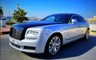 Dubai'de kiralık Rolls Royce Ghost (G&uuml;m&uuml;ş), 2020