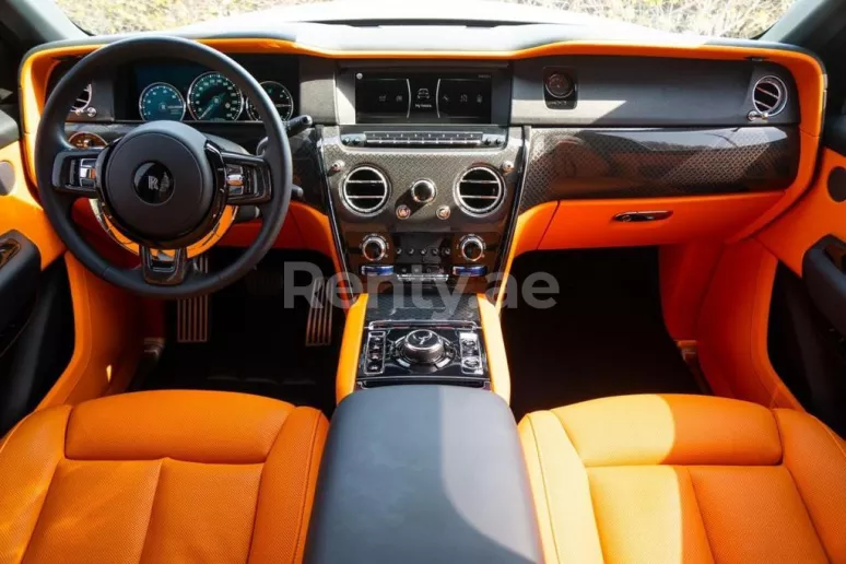 Rolls Royce Cullinan (Gris), 2021 para alquiler en Dub&aacute;i