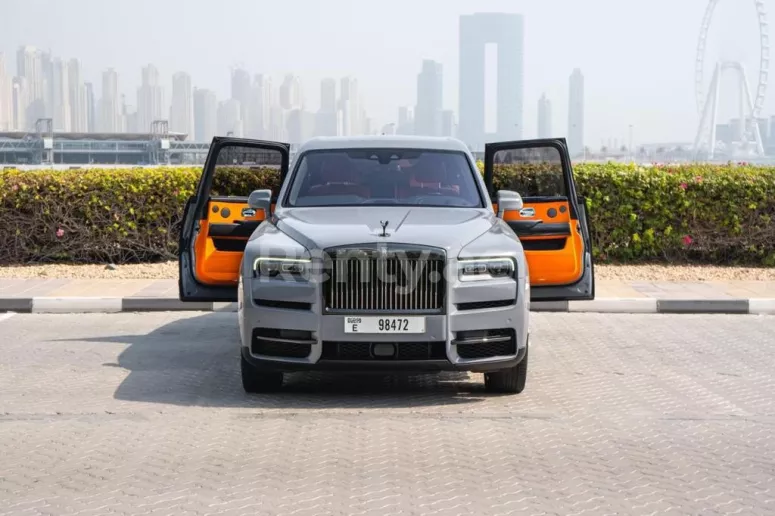 Rolls Royce Cullinan (Gris), 2021 para alquiler en Dub&aacute;i
