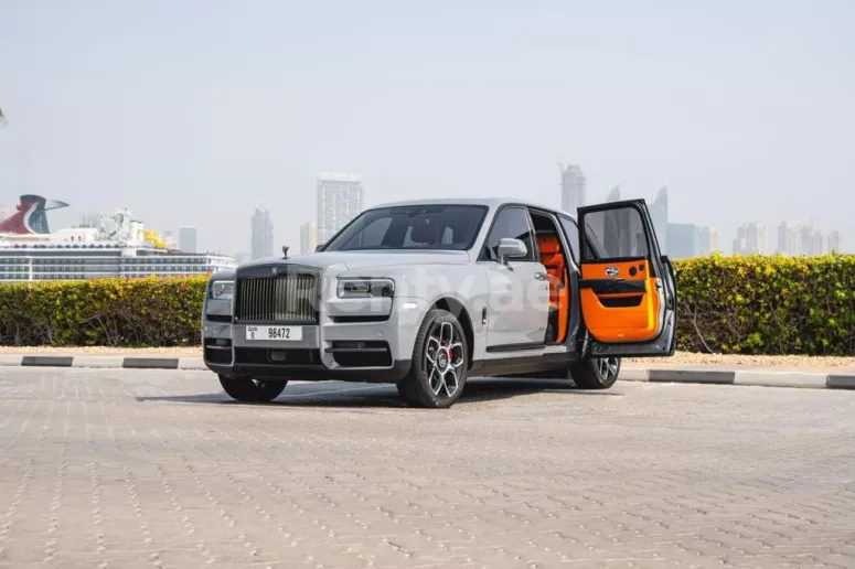 Rolls Royce Cullinan (Gris), 2021 para alquiler en Dub&aacute;i
